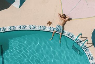 هتل Midcentury Poolside Getaway, Private Courtyar, Spa