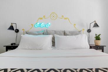 ホテル Poolside Architectural Escape Stunning Views