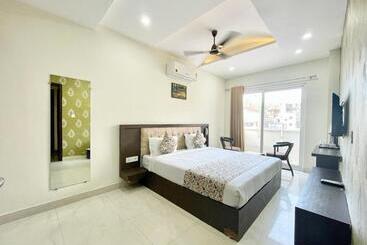 Bagga Kuteer ! Haridwar होटल बग्गा कुटीर ஹோட்டல் பக்கா குடிசை Fully Air Conditioned Hotel, Lift Wifi