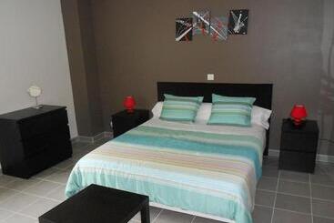 ベッドアンドブレックファースト Chambre étoile Brune Avec Salle D Eau Privative Et Petit Déjeuner Inclus, Neuvy Saint Sépulchre   Fr