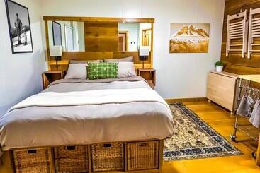 تختخواب و صبحانه The Cedar Room