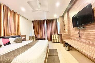 בית מלון כפרי Savoy Residency Inn ! Mussoorie होटल सवॉय रेजीडेंसी इन, হোটেল সাভয় রেসিডেন্সি ইন , Near Mall Road H