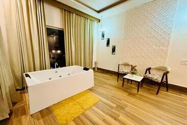 בית מלון כפרי Corbett The Regnum Resort