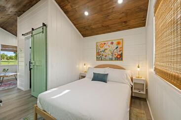 Vista Verde Farm Retreat   Stylish Cabins Nearby Springs