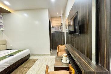 Le Grace ! Haridwar होटल ले ग्रेस, ஹோட்டல் லீ கிரேஸ் Fully Air Conditioned Hotel, Lift Wifi And Park