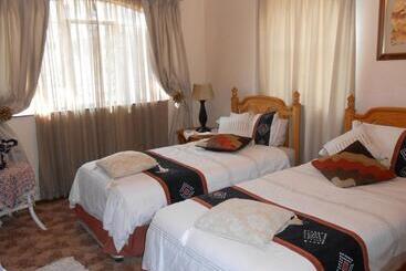 بنسيون Lizzie S