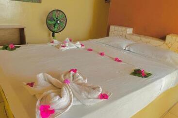 پانسیون Room In Bb   Beach Hotel Room For 6 P Pool Breakfast And Fan