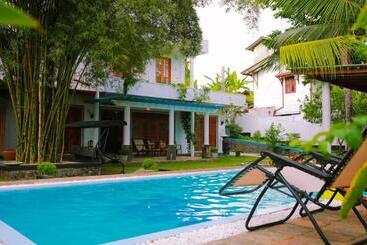 ペンション The One Hikkaduwa