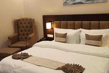 Xcelsior Hotel And Spa By Roh