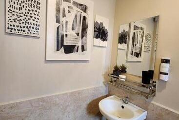 Общежитие Don Seroy Backpackers Inn