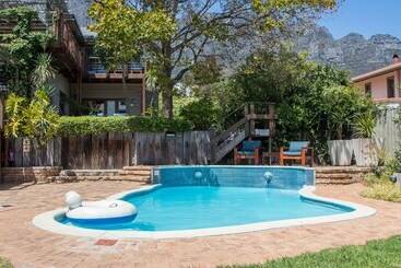 هتل Adventure Pad At Camps Bay Retreat