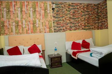 ホテル Laxmi Lodge, Charikot