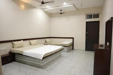 Navkar Palace Hotel & Resort, Sanawad