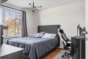 بنسيون 5 Bed Rooms House With Jacuzzi, Free Parking, And 2 Toilets Bath In Malmö