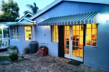 تختخواب و صبحانه Antique Silk Self Catering Unit