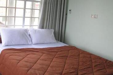 تختخواب و صبحانه Kol House