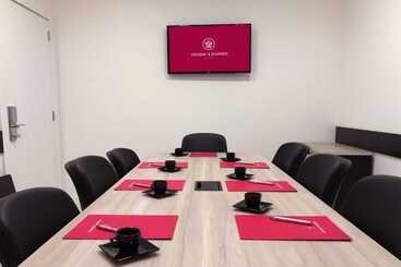 Holiday & Business Hotel   Em Frente Ao Centro De Eventos E Arena Conda