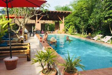 리조트 Seaesta Beach