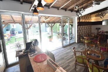 Villa Nina Hotel & Lounge Bar