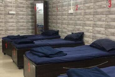 Общежитие Charyana Solo Backpackers