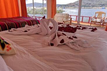 ホテル Uros Suma Qhota Lodge