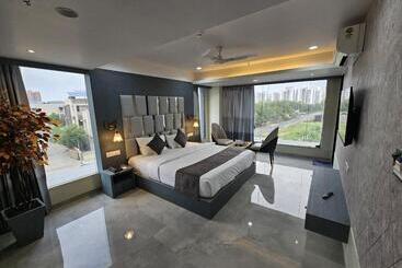 The Eiffel Hotel & Banquet