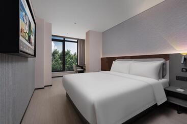 Atour Light Hotel Hepingmen Yanta North Road