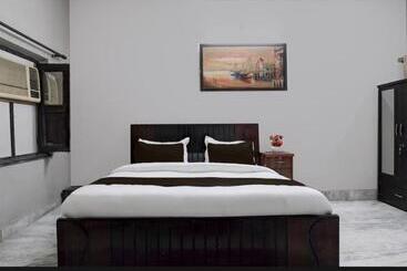 پانسیون Crest Inn