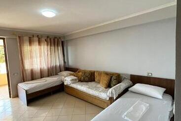 פנסיון Dimas Apartments