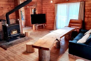 הוסטל 潮ドミ マリンキ 冬は薪ストーブ We Have No Ac