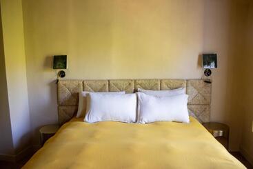 Отель Le Clos Des Arômes