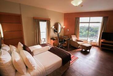 Lakeshore Hotel And Apartments