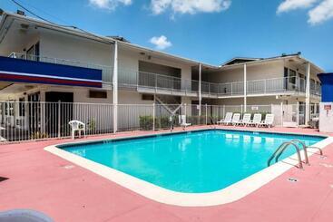 Отель Quality Inn & Suites Victoria East