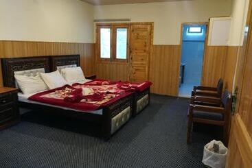 هتل Last Resort, Sajjan Gali