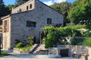 ベッドアンドブレックファースト Domaine Cardu