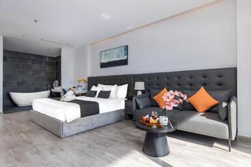 هتل J Bay Beachfront Boutique