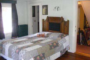 تختخواب و صبحانه The Tartan Fox At The Meadmere