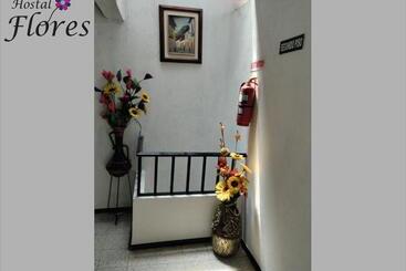 הוסטל Hostal Flores