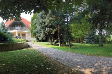 هتل Villa Oliva Boutique Rooms & Spa Zamárdi