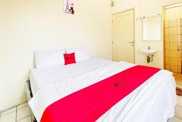 호텔 Reddoorz Near Soekarno Hatta Airport 3