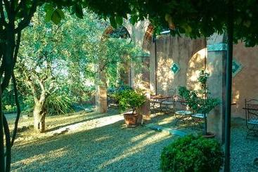 تختخواب و صبحانه Bastide Du Pin