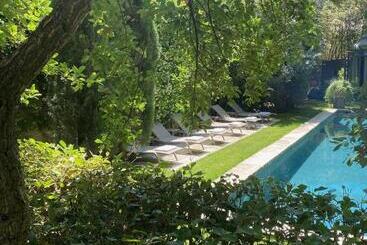 تختخواب و صبحانه La Divine Comédie Suites Deluxe