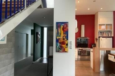 تختخواب و صبحانه Refreshstay