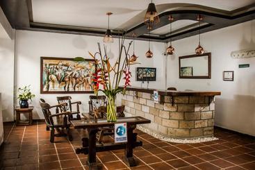 هتل Los Portales Inn