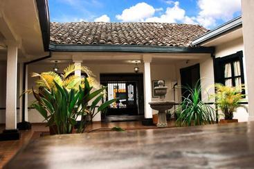 هتل Los Portales Inn