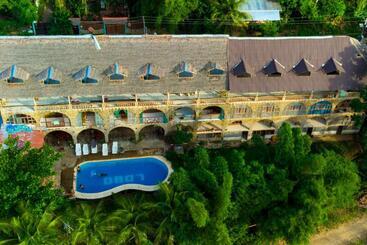 Lobo Hostel   Rurrenabaque