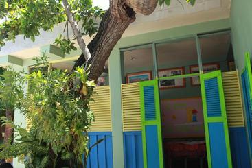 تختخواب و صبحانه Ecole Les Poupons