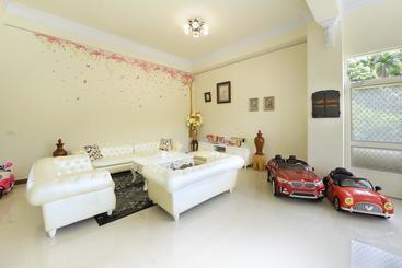تختخواب و صبحانه Love Fun House