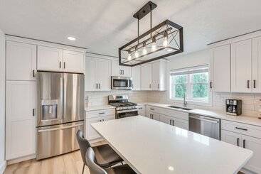 קוטג'' Charming Middlebury Retreat W/ Patio & Fire Pit