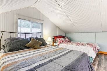 コテージ Walk To Lake George: Cozy Family Cabin!